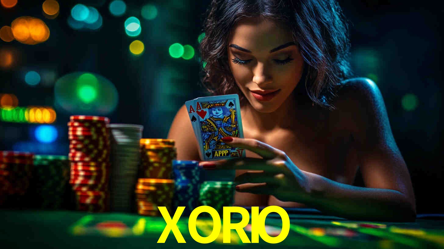 Escena dinámica inspirada en casino con iluminación XORIO, cartas, fichas e íconos de juegos digitales en un espacio moderno de juegos.
